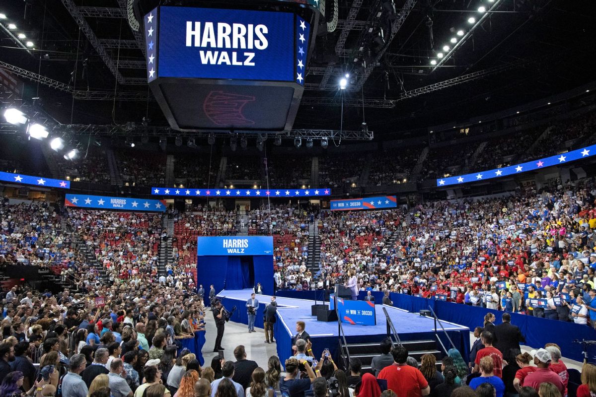 harris-campaign-crowd-2165777404jpg.jpg