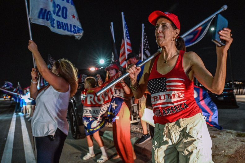 donald-trump-supporters-rally-after-fbi-raid.jpg