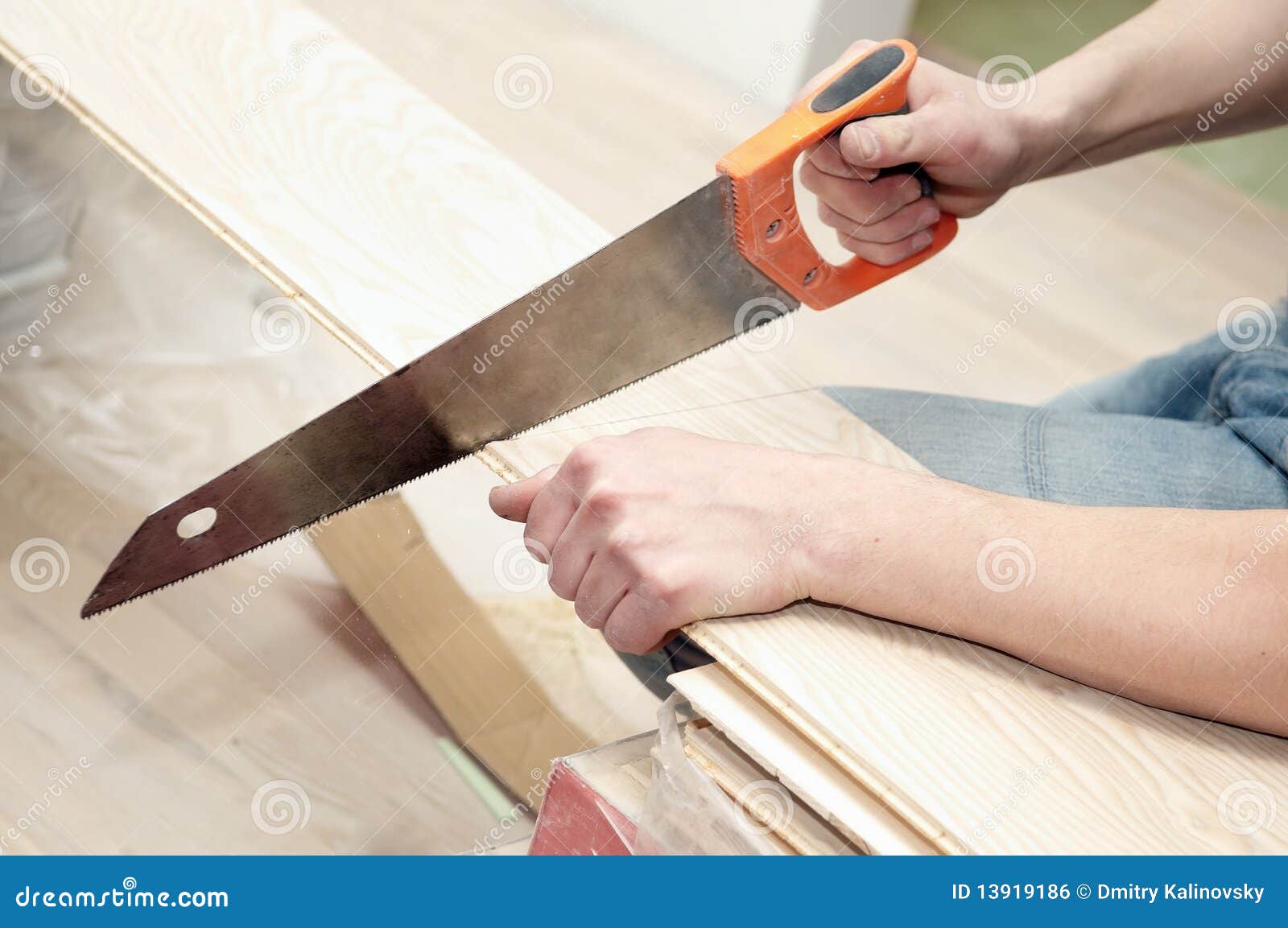 hand-saw-cutting-board-13919186.jpg