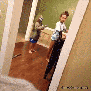 free-animated-gifs-of-people-getting-scared-gifs-little-brother.gif