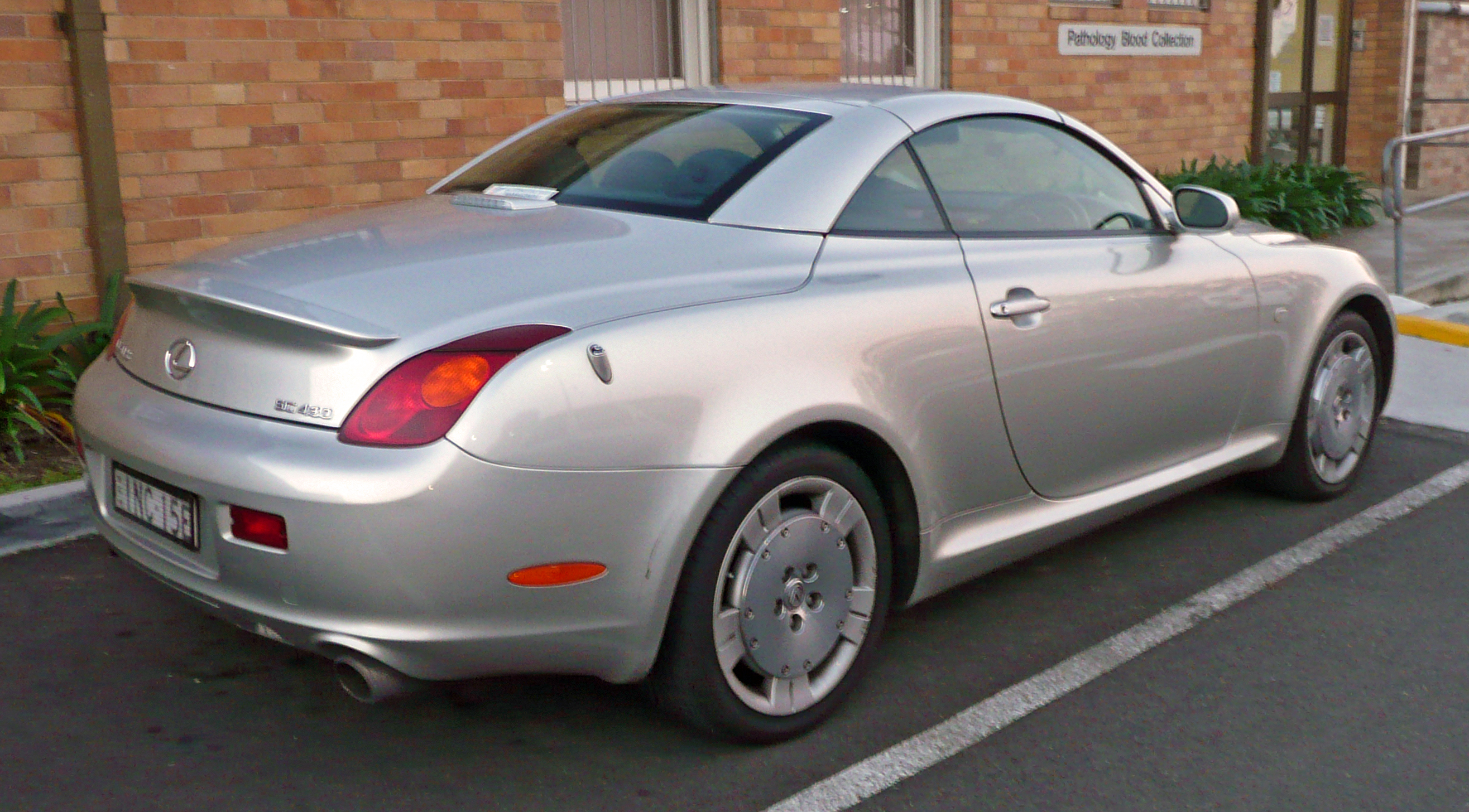 2001-2005_Lexus_SC_430_(UZZ40R)_convertible_02.jpg