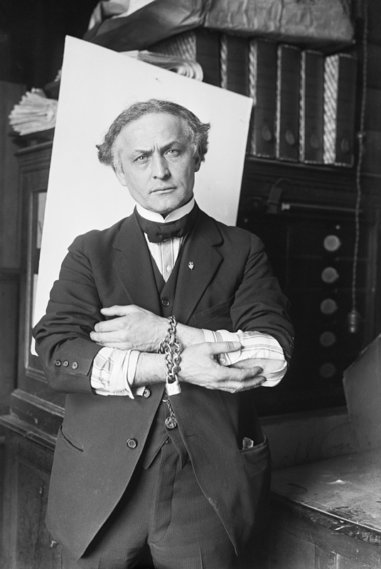 Houdini_in_Handcuffs%2C_1918.JPG