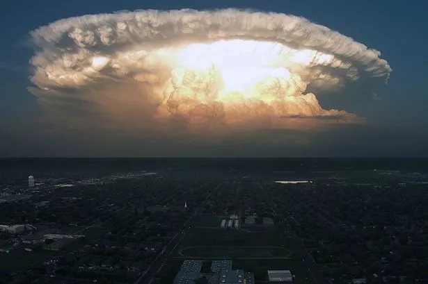 A-huge-supercell-dominates-the-Texas-skyline-like-an-atomic-bomb-explosion.jpg