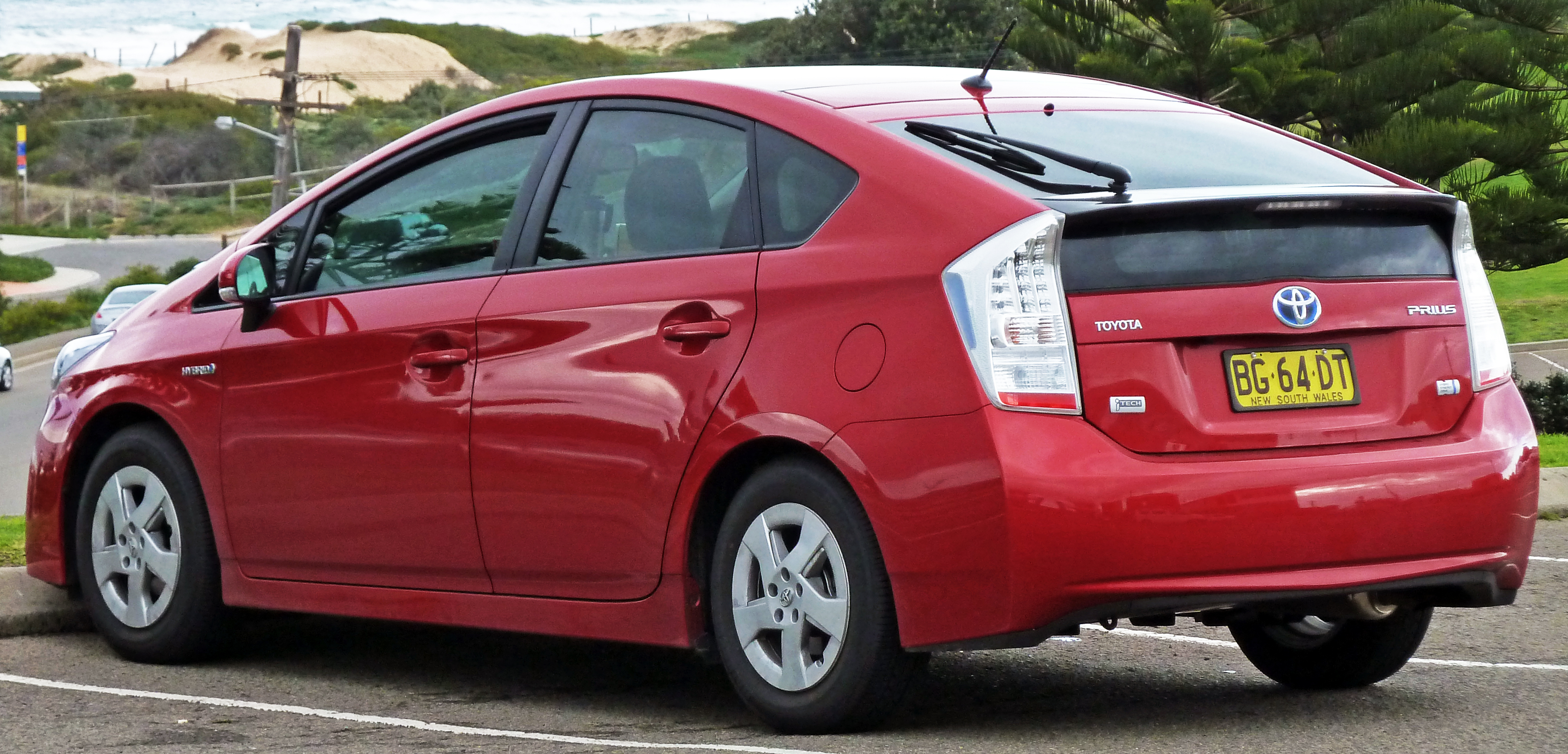 2009-2010_Toyota_Prius_(ZVW30R)_i-Tech_liftback_01.jpg